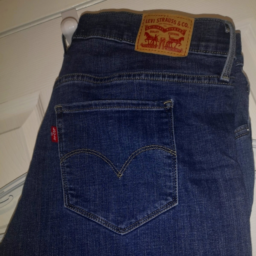 Levi's Shaping & Sculpting Jeans!